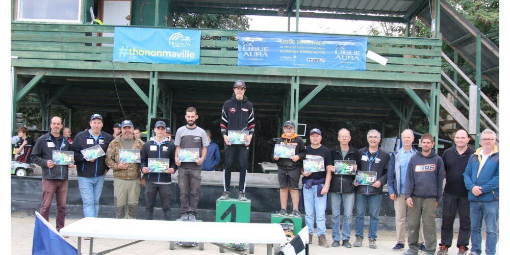 Membres du club sur le podium